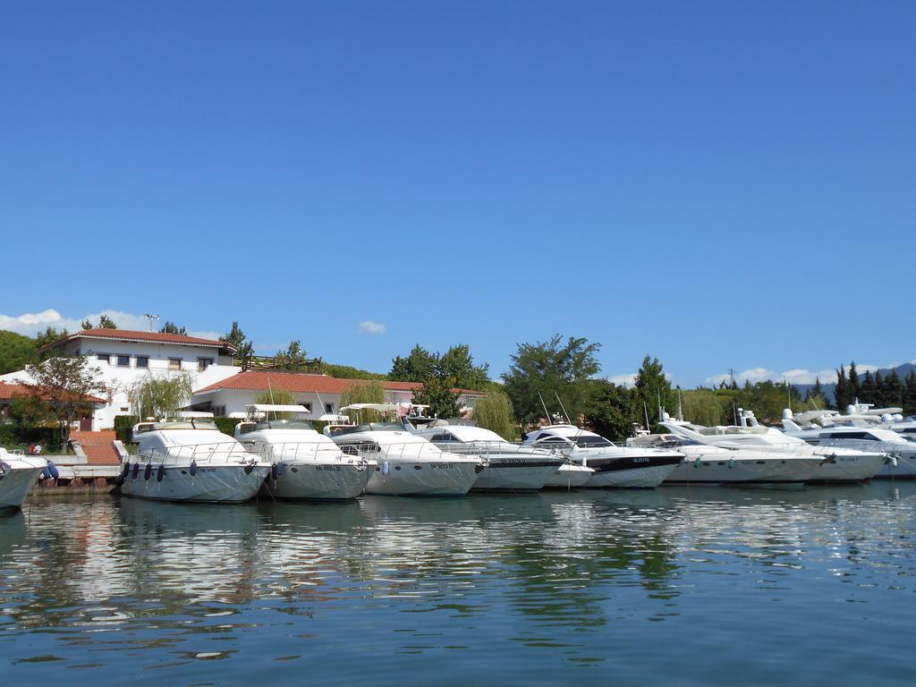 Iron Gate Marina3B Hotell Sarzana Exteriör bild