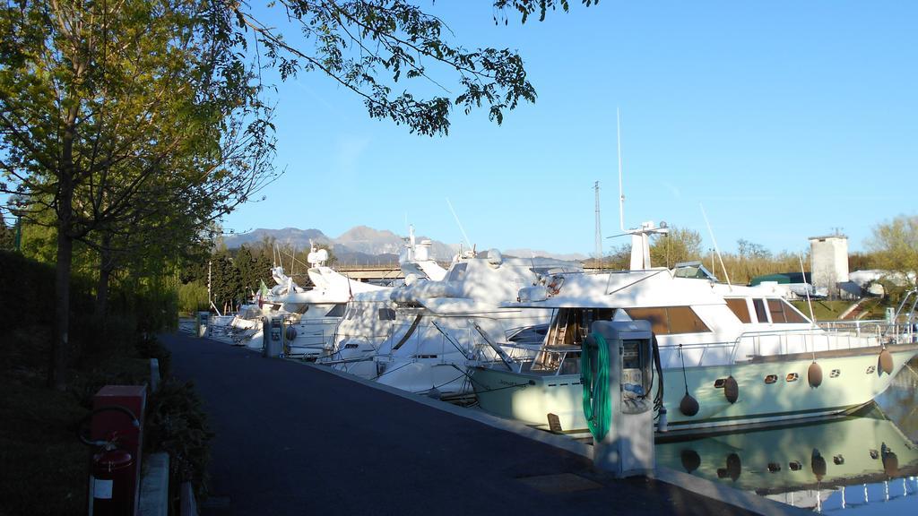 Iron Gate Marina3B Hotell Sarzana Exteriör bild